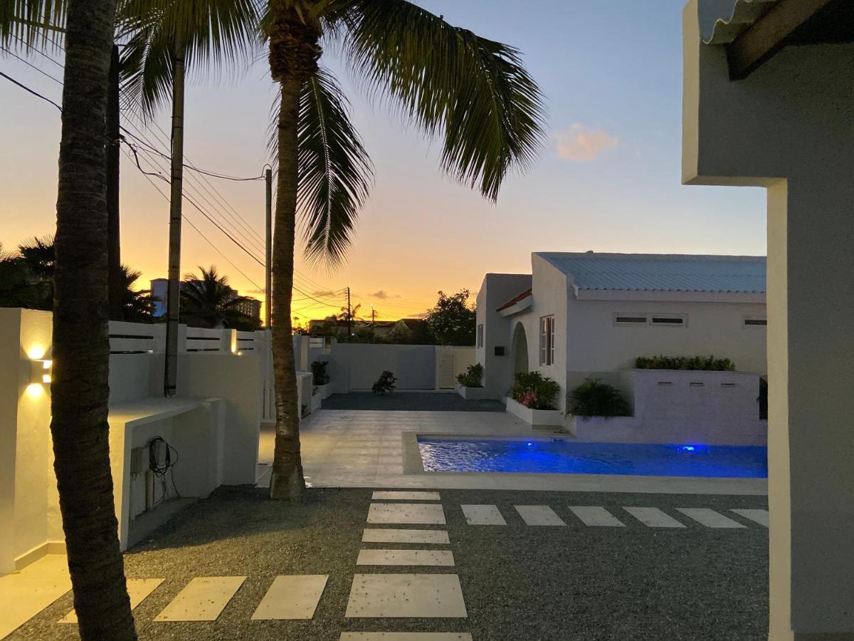 Movida Inn Aruba Palm Beach Exterior foto